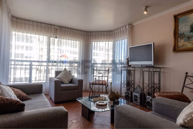 Exclusivo departamento con 3 estacionamientos - Imagen 4