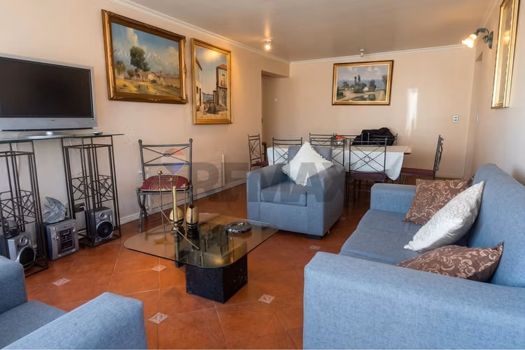 Exclusivo departamento con 3 estacionamientos - Imagen 3