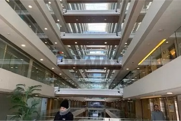 Oficina nueva en arriendo terraza estacionamiento - Imagen 8