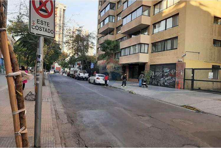 Departamento 1d + 1b a pasos de metro santa lucia - Imagen 3