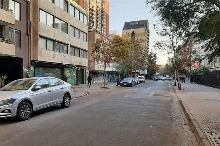 Departamento 1d + 1b a pasos de metro santa lucia - Imagen 2