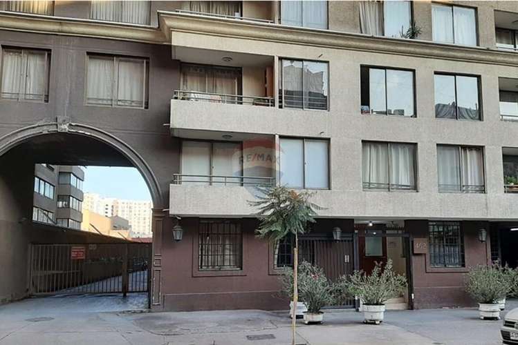Departamento 1d + 1b a pasos de metro santa lucia - Imagen 4
