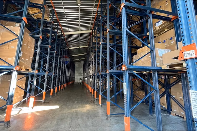 Se arrienda bodega rackeada talca