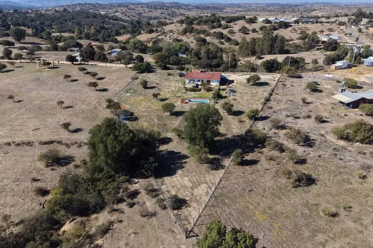 Parcela 5.200 m² con casa y piscina litueche - Imagen 9