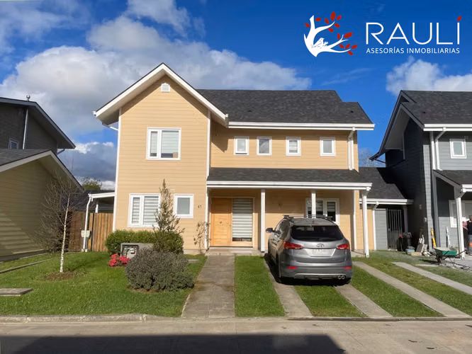Se VENDE hermosa casa de 3 pisos en Condominio El Bayo, Valdivia.