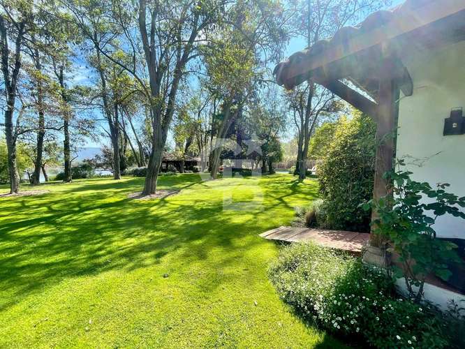 Casona de campo en Rapel, con parque y orilla. CBG