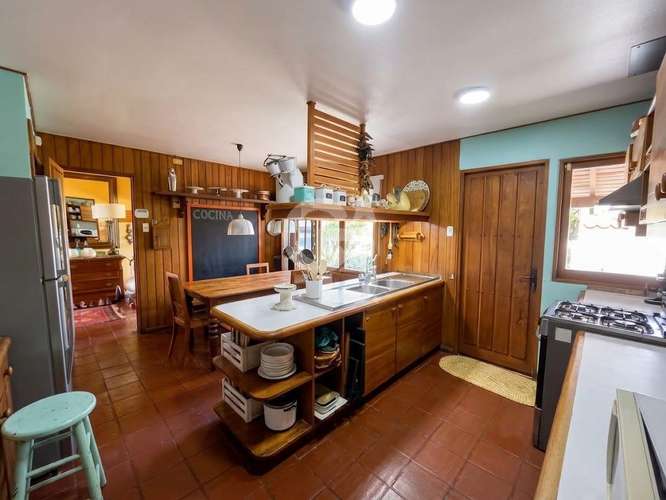 Casona de campo en Rapel, con parque y orilla. CBG