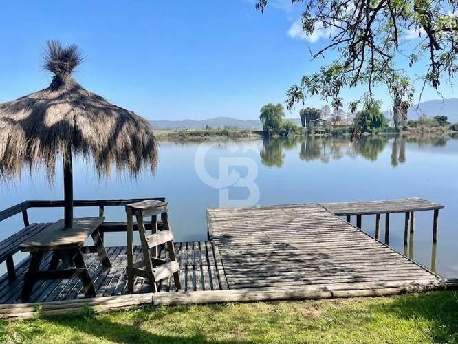 Casona de campo en Rapel, con parque y orilla. CBG