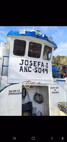 Vendo barcaza equipada con grúa