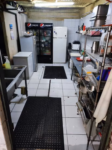 EXCELENTE OPORTUNIDAD COMERCIAL EN MAIPÚ — LOCAL EN VENTA DE 182 M²