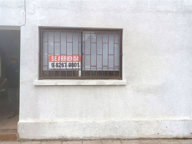 Se arrienda casa a pasos de comercio - Imagen 1