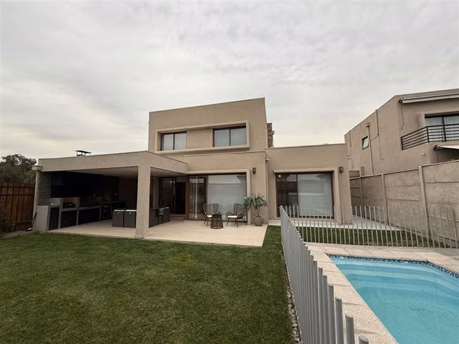 Arriendo Casa en Condominio 3D 3B en Chicureo