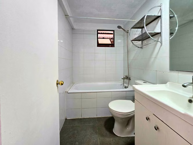 Amplia casa con gran terreno (184528) - Imagen 13
