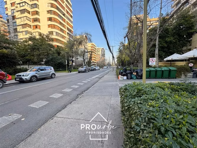 Arriendo en El Golf tranquila calle 2 cuadras de metro - Imagen 18