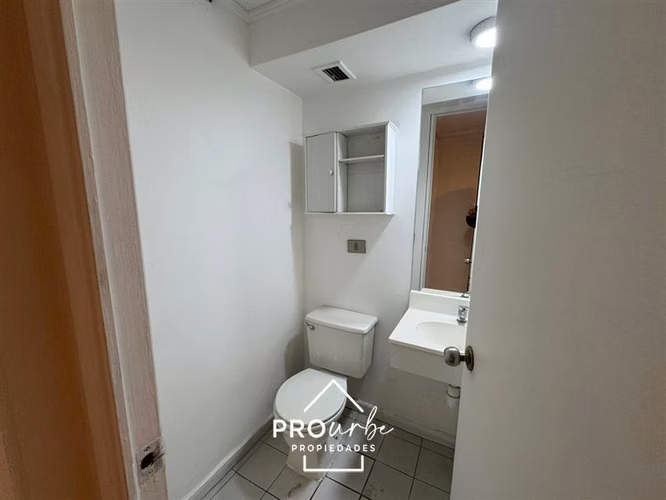 Arriendo en El Golf tranquila calle 2 cuadras de metro - Imagen 12