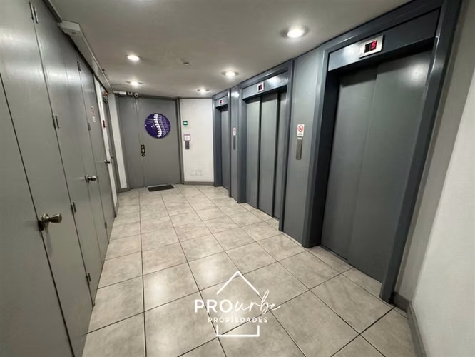 Arriendo en El Golf tranquila calle 2 cuadras de metro - Imagen 3