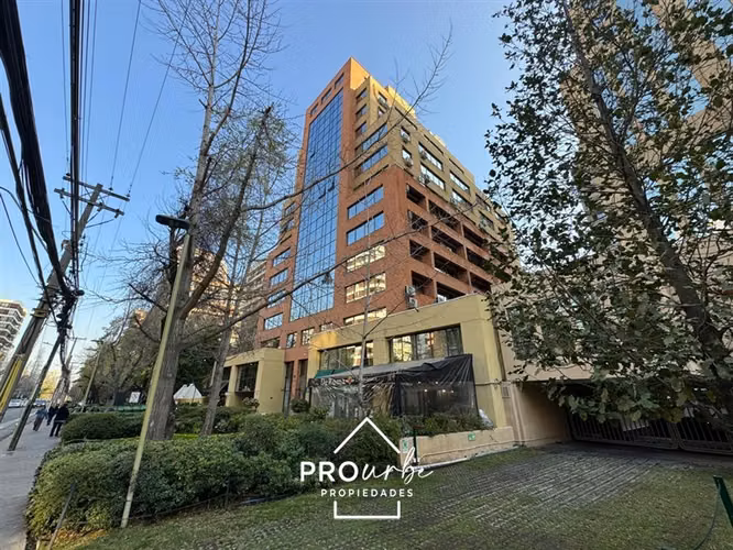 Arriendo en El Golf tranquila calle 2 cuadras de metro