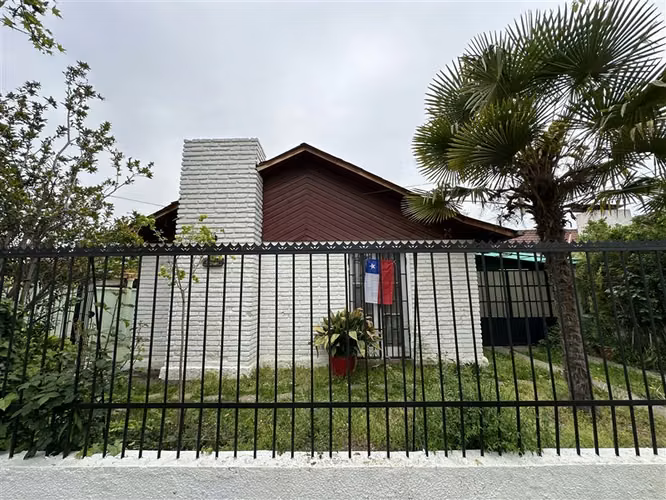 Casa en arriendo de 2 dorm. mas servicios en Macul - Imagen 1