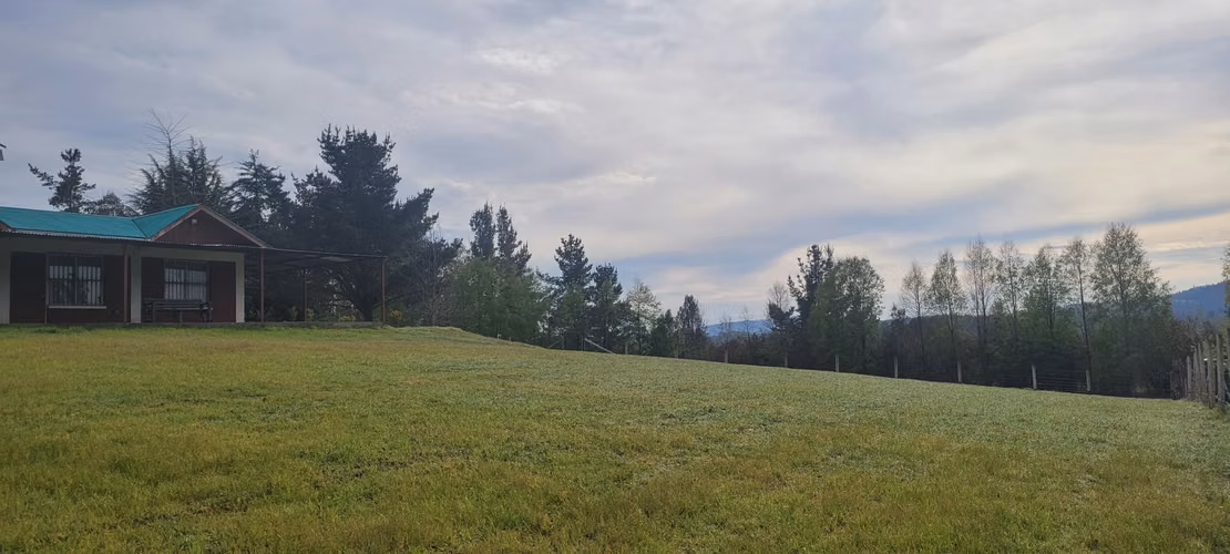 Parcela 1 ha con 2 casas, quincho, sauna y tinaja – El Liuco, Gorbea