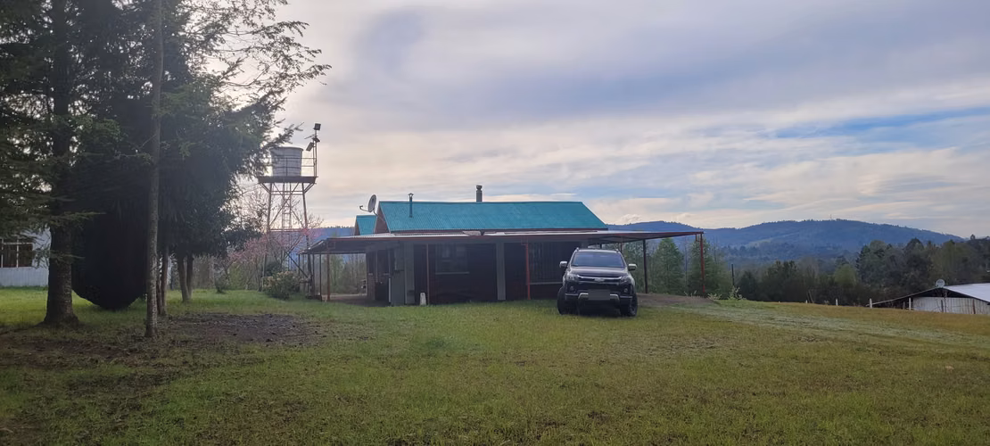 Parcela 1 ha con 2 casas, quincho, sauna y tinaja – El Liuco, Gorbea