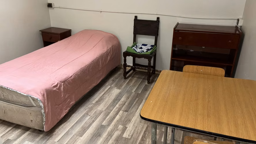 Arriendo Pieza Semi Amoblada con Baño Privado – Metro Cumming