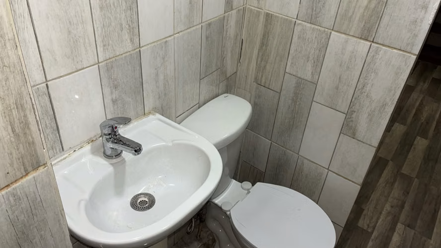 Arriendo Pieza Semi Amoblada con Baño Privado – Metro Cumming