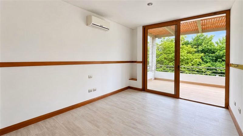 Gran Casa en Condominio 4D + Servicios + Piscina - Imagen 32