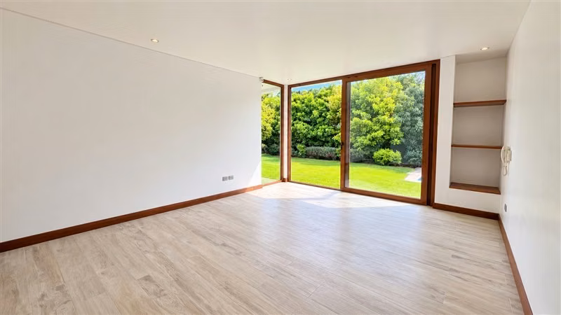 Gran Casa en Condominio 4D + Servicios + Piscina - Imagen 12