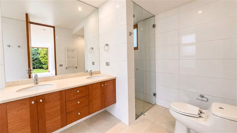 Gran Casa en Condominio 4D + Servicios + Piscina - Imagen 13