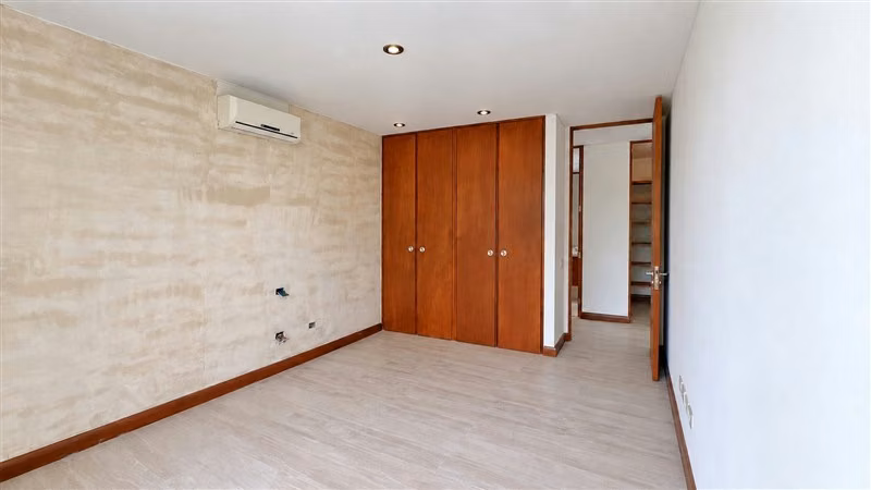 Gran Casa en Condominio 4D + Servicios + Piscina - Imagen 35