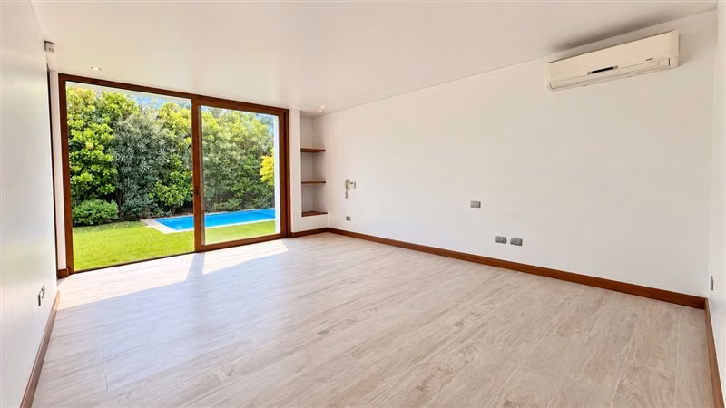 Gran Casa en Condominio 4D + Servicios + Piscina - Imagen 11