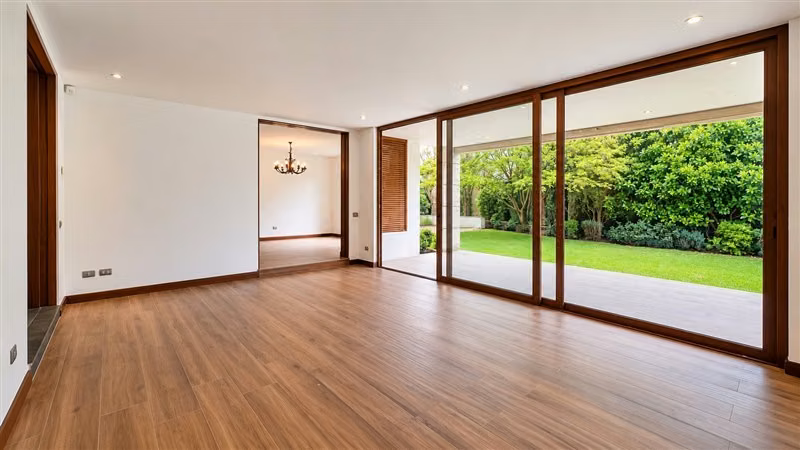 Gran Casa en Condominio 4D + Servicios + Piscina - Imagen 5