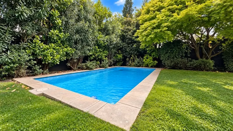 Gran Casa en Condominio 4D + Servicios + Piscina - Imagen 9