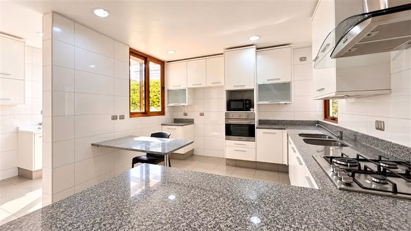 Gran Casa en Condominio 4D + Servicios + Piscina - Imagen 17