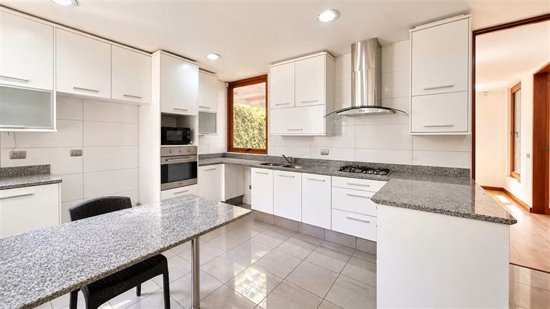 Gran Casa en Condominio 4D + Servicios + Piscina - Imagen 18