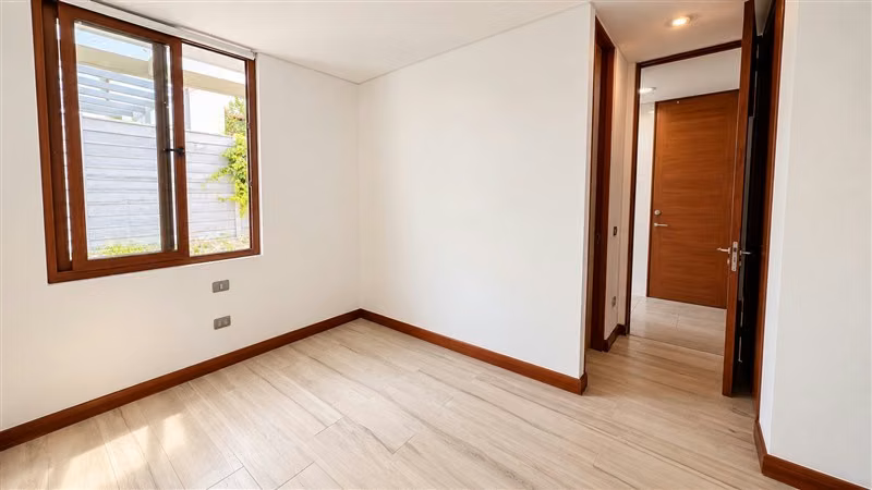 Gran Casa en Condominio 4D + Servicios + Piscina - Imagen 23