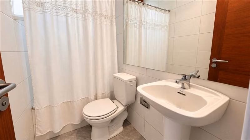 Gran Casa en Condominio 4D + Servicios + Piscina - Imagen 24