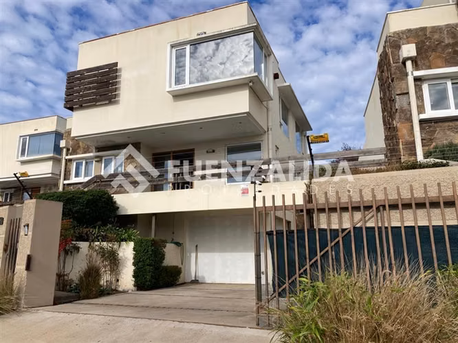 Casa venta 2 pisos 4D/3B. Lomas de Montemar, Concón