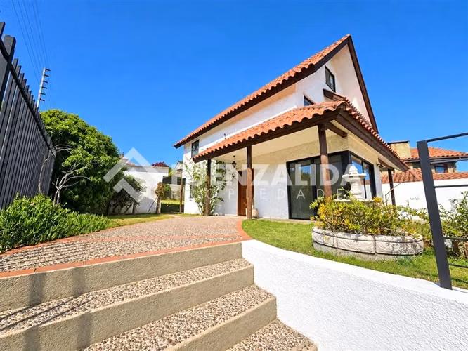 Vende Casa, amplio terreno 5D/3B Bosques de Montemar Concón