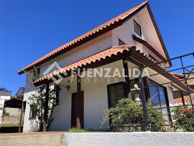 Vende Casa, amplio terreno 5D/3B Bosques de Montemar Concón