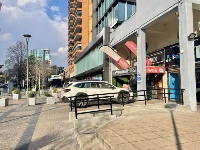 LOCAL COMERCIAL APOQUINDO CON IV CENTENARIO