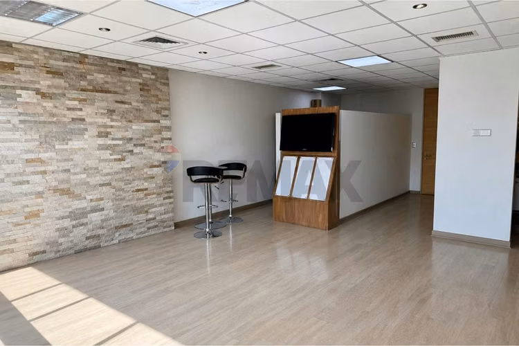 Oficina con semi privado y gran bodega