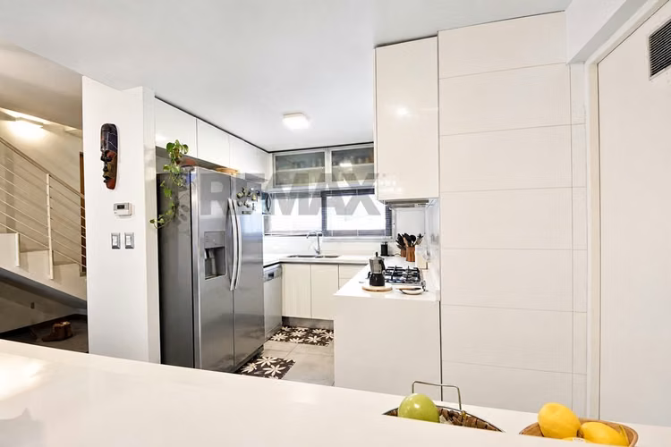 Casa 3d + servicio, jardín y quincho en las condes - Imagen 9
