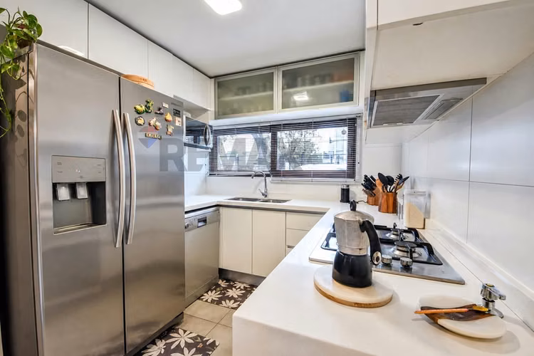 Casa 3d + servicio, jardín y quincho en las condes - Imagen 10