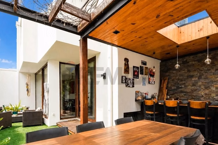 Casa 3d + servicio, jardín y quincho en las condes - Imagen 2