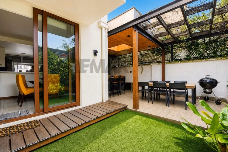 Casa 3d + servicio, jardín y quincho en las condes - Imagen 18