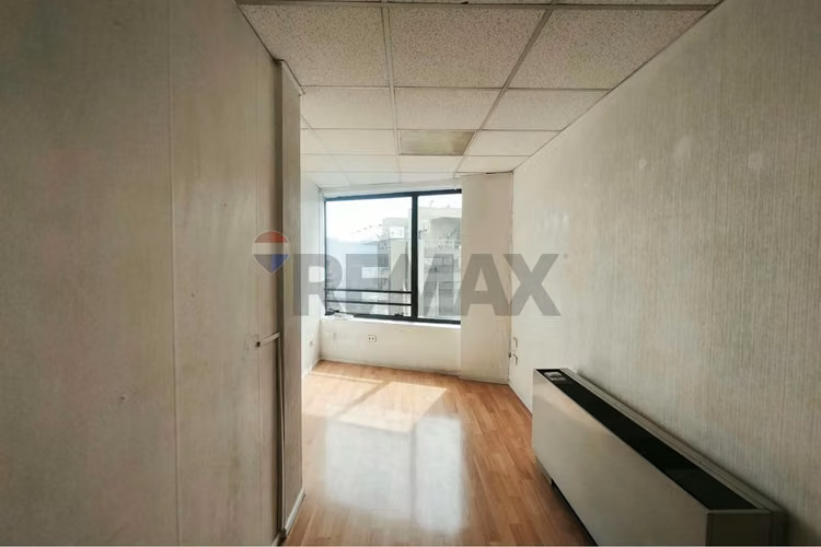 Venta oficina 42 m² privados y 2 baños providencia