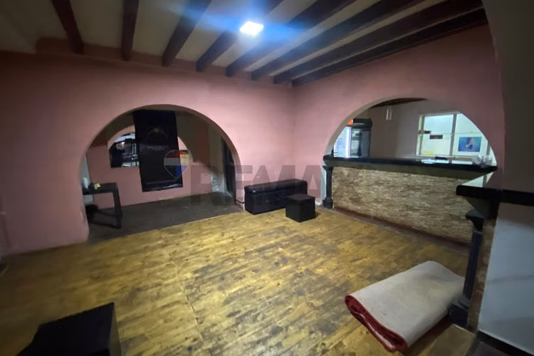 Pub restaurante con patente de alcoholes