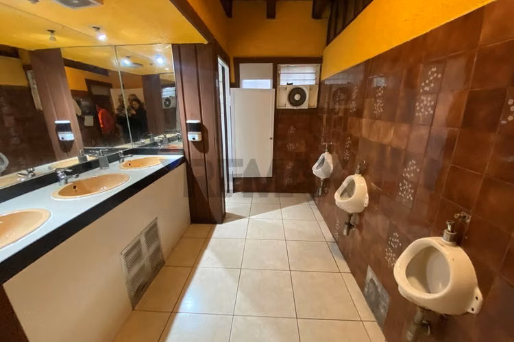 Pub restaurante con patente de alcoholes
