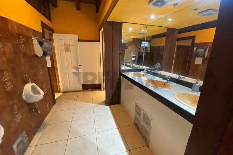 Pub restaurante con patente de alcoholes